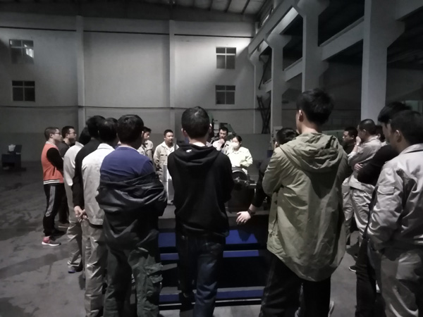 压缩机车间举办现场培训和使用的测量工具