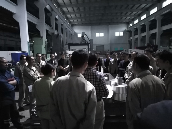 压缩机车间举办现场培训和使用的测量工具