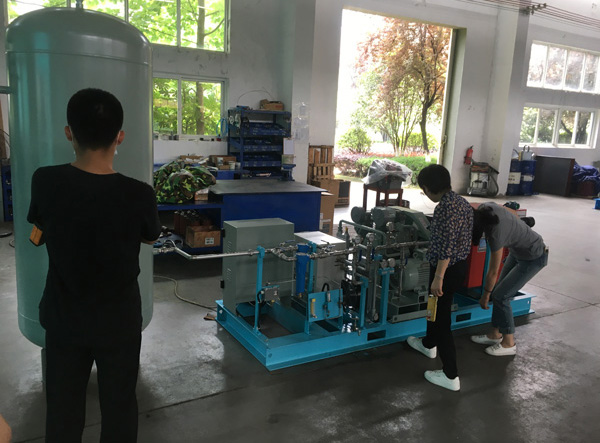 欢迎大金氟化工到佰联压缩机验收设备